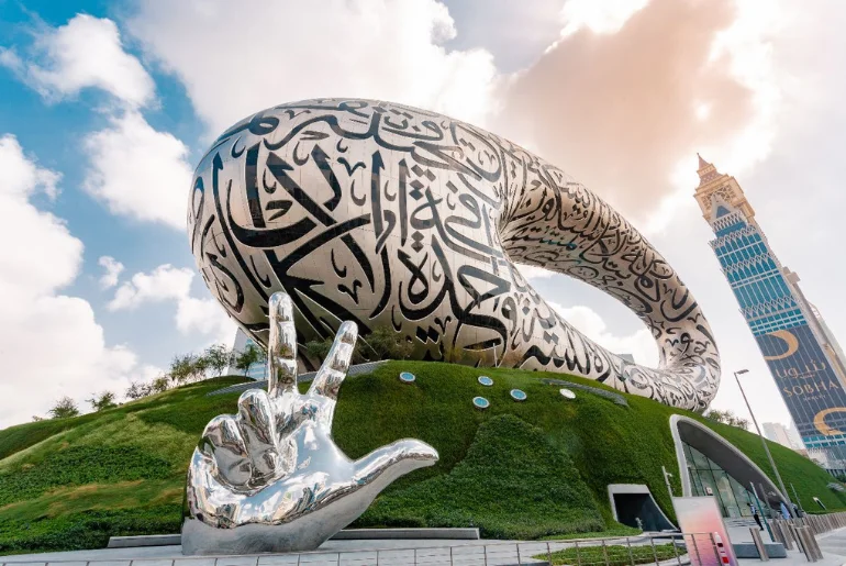 Snap Photos With Iconic Dubai Monuments